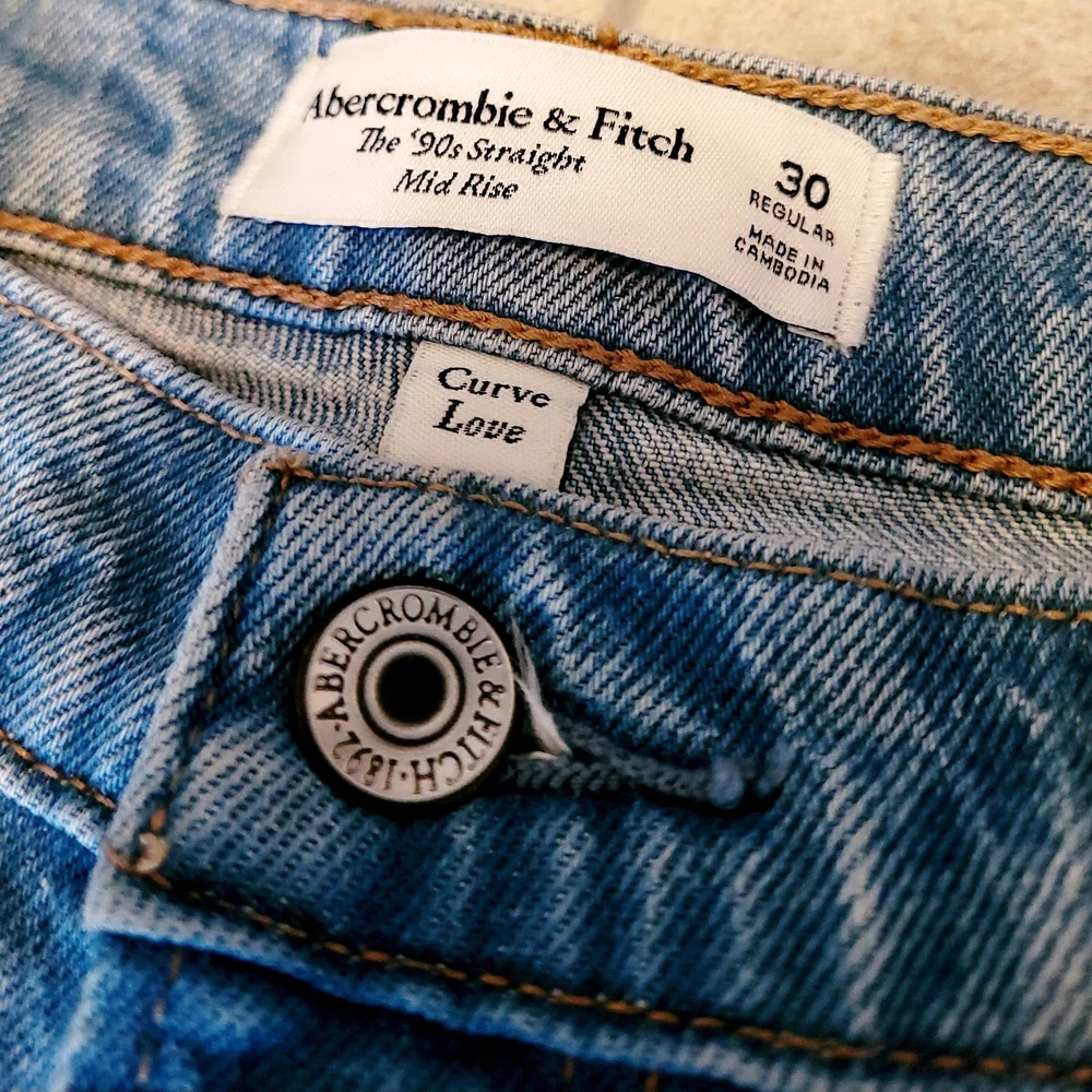 Abercrombie Curve Love 90s Straight Jeans Women’s 30 Mid Rise Light Wash Raw Hem - Picture 5 of 10